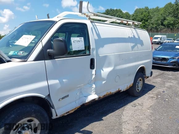 ✅ 2005 Chevrolet Express Cargo • VIN: 1GCGG25VX51137331 • Лот: 42719473. Опубликован ранее на IAAI с пробегом 225 658 миль. Бесплатный доступ к архиву аукционных продаж из США и подробный отчёт об истории автомобиля на DreamBid. Изображение 6.
