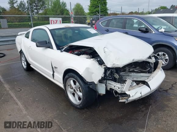 ✅ 2006 Ford Mustang GT Deluxe • VIN: 1ZVFT82H865246421 • Lot: 42007809. Listed on IAAI with 205,896 mi. Free auction sales archive from the USA and detailed vehicle history report at DreamBid. Image 1.
