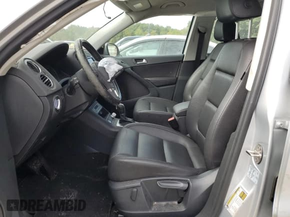 ✅ 2017 Volkswagen Tiguan S • VIN: WVGBV7AX8HK006381 • Lot: 73325194. Listed on Copart with Not provided. Free auction sales archive from the USA and detailed vehicle history report at DreamBid. Image 7.