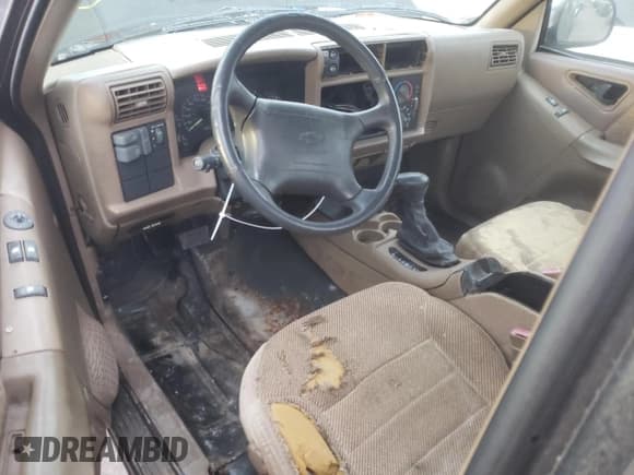 ✅ 1997 Chevrolet S-10 LS • VIN: 1GCCT19W5VK165149 • Лот: 84737374. Опубликован ранее на Copart с пробегом 147 258 миль. Бесплатный доступ к архиву аукционных продаж из США и подробный отчёт об истории автомобиля на DreamBid. Изображение 8.