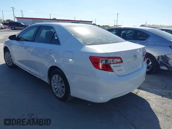 ✅ 2014 Toyota Camry LE • VIN: 4T4BF1FK6ER341944 • Lot: 43701263. Wystawiony na IAAI z przebiegiem 171 794 mil. Bezpłatny archiwum sprzedaży aukcyjnych z USA i szczegółowy raport historii pojazdu na DreamBid. Zdjęcie 3.