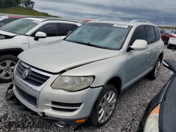 ✅ 2010 Volkswagen Touareg V6 • VIN: WVGFK7A95AD002181 • Lot: 70888725. Wystawiony na Copart z przebiegiem 135 622 mil. Bezpłatny archiwum sprzedaży aukcyjnych z USA i szczegółowy raport historii pojazdu na DreamBid. Zdjęcie 1.