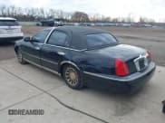✅ 2001 Lincoln Town Car Signature • VIN: 1LNHM82W91Y658583 • Lot: 43680843. Wystawiony na IAAI z przebiegiem 98 445 mil. Bezpłatny archiwum sprzedaży aukcyjnych z USA i szczegółowy raport historii pojazdu na DreamBid. Zdjęcie 3.