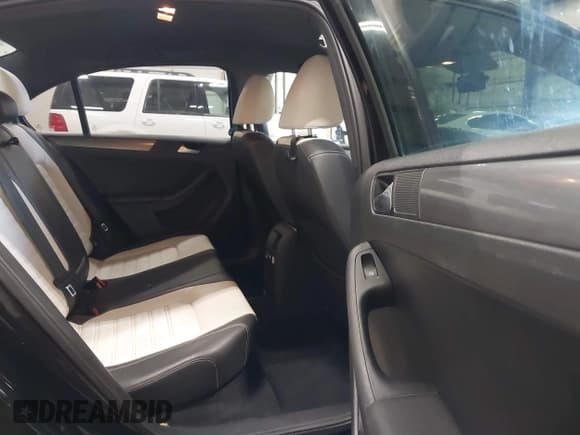 ✅ 2016 Volkswagen Jetta Sport • VIN: 3VWD17AJ3GM297784 • Lot: 43571468. Wystawiony na IAAI z przebiegiem 71 756 mil. Bezpłatny archiwum sprzedaży aukcyjnych z USA i szczegółowy raport historii pojazdu na DreamBid. Zdjęcie 8.