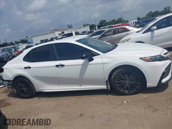 2022 Toyota Camry SE z VIN 4T1G11AK8NU027220, wystawiony jako IAAI lot #42161140 z przebiegiem 68 347 mil mil oraz . Historia ofert i sprzedaży dostępna na DreamBid. Obrazek 14.