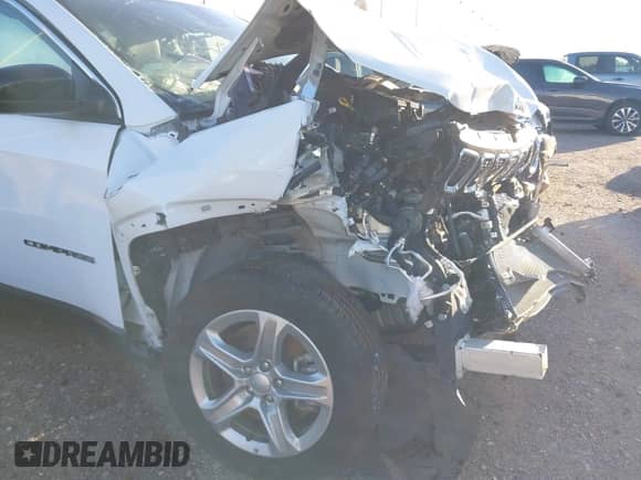 2024 Jeep Compass Latitude с VIN 3C4NJDBN8RT599085, выставлен на аукционе IAAI как лот 43558238 с пробегом Не указан миль и . История ставок и продаж доступна на DreamBid. Изображение 18.