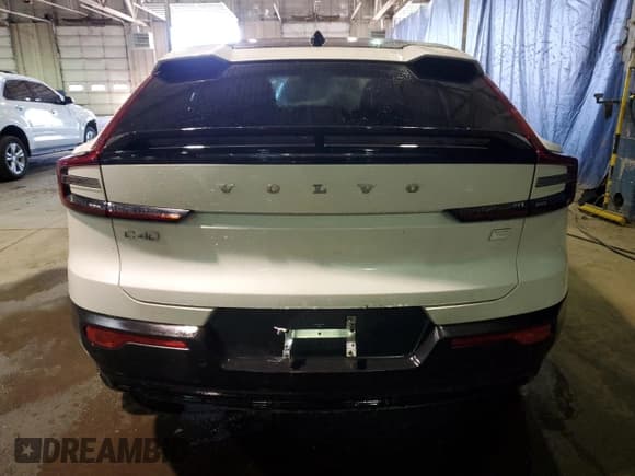 ✅ 2023 Volvo C40 Plus • VIN: YV4ED3GLXP2065848 • Lot: 49065114. Wystawiony na Copart z przebiegiem 9 557 mil. Bezpłatny archiwum sprzedaży aukcyjnych z USA i szczegółowy raport historii pojazdu na DreamBid. Zdjęcie 6.