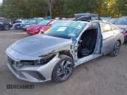 ✅ 2025 Hyundai Elantra SEL Sport • VIN: KMHLM4DG6SU933179 • Lot: 43275340. Wystawiony na IAAI z przebiegiem 44 mil. Bezpłatny archiwum sprzedaży aukcyjnych z USA i szczegółowy raport historii pojazdu na DreamBid. Zdjęcie 18.