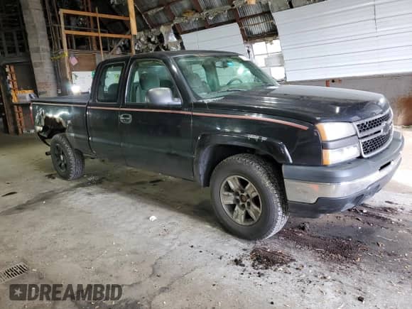 ✅ 2006 Chevrolet Silverado 1500 LS • VIN: 2GCEK19B161111762 • Lot: 80373664. Wystawiony na Copart z przebiegiem 116 760 mil mil. Skorzystaj z bezpłatnego archiwum sprzedaży aukcyjnych z USA i zobacz szczegółowy raport historii pojazdu na DreamBid. Zdjęcie 4.