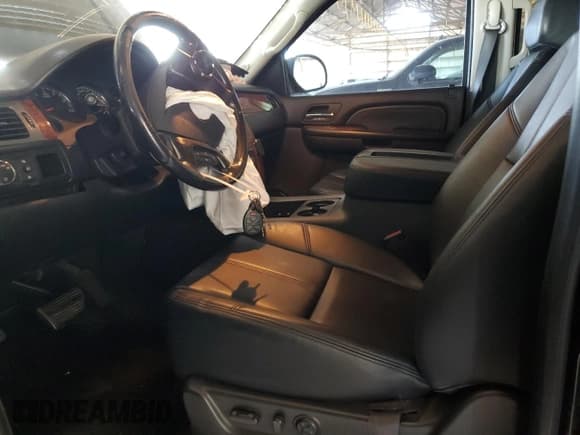 ✅ 2008 Chevrolet Suburban 3LT • VIN: 1GNFC16008R123357 • Lot: 68578134. Wystawiony na Copart z przebiegiem 276 123 mil. Bezpłatny archiwum sprzedaży aukcyjnych z USA i szczegółowy raport historii pojazdu na DreamBid. Zdjęcie 7.