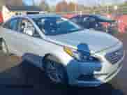 2015 Hyundai Sonata SE z VIN 5NPE24AF9FH170296, wystawiony jako IAAI lot #43568395 z przebiegiem 98 444 mil mil oraz . Historia ofert i sprzedaży dostępna na DreamBid. Obrazek 1.