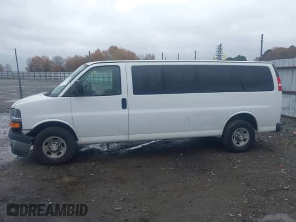 2017 Chevrolet Express Passenger LT z VIN 1GAZGPFG6H1278416, wystawiony jako IAAI lot #41113126 z przebiegiem 104 048 mil mil oraz . Historia ofert i sprzedaży dostępna na DreamBid. Obrazek 14.