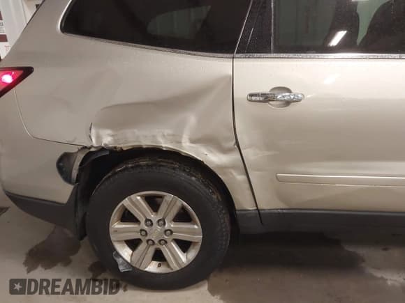 ✅ 2014 Chevrolet Traverse LT • VIN: 1GNKRGKD8EJ323079 • Lot: 43639543. Wystawiony na IAAI z przebiegiem 128 966 mil. Bezpłatny archiwum sprzedaży aukcyjnych z USA i szczegółowy raport historii pojazdu na DreamBid. Zdjęcie 6.