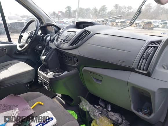 ✅ 2017 Ford Transit • VIN: 1FTYR1YG0HKA47755 • Lot: 41616601. Wystawiony na IAAI z przebiegiem 93 170 mil. Bezpłatny archiwum sprzedaży aukcyjnych z USA i szczegółowy raport historii pojazdu na DreamBid. Zdjęcie 5.