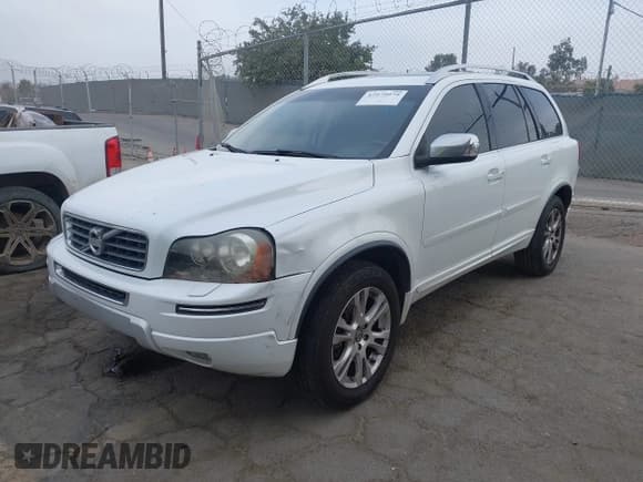✅ 2014 Volvo XC90 • VIN: YV4952CY7E1688129 • Lot: 42979979. Wystawiony na IAAI z przebiegiem 167 004 mil. Bezpłatny archiwum sprzedaży aukcyjnych z USA i szczegółowy raport historii pojazdu na DreamBid. Zdjęcie 17.