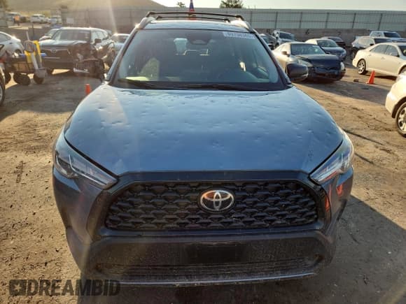 ✅ 2025 Toyota Corolla Cross LE • VIN: 7MUBAABGXSV134378 • Lot: 69758365. Wystawiony na Copart z przebiegiem 10 873 mil. Bezpłatny archiwum sprzedaży aukcyjnych z USA i szczegółowy raport historii pojazdu na DreamBid. Zdjęcie 5.