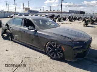 ✅ 2023 BMW 7 Series 740i • VIN: WBA23EH02PCM76130 • Лот: 71762954. Опубликован ранее на Copart с пробегом 17 707 миль. Бесплатный доступ к архиву аукционных продаж из США и подробный отчёт об истории автомобиля на DreamBid. Изображение 4.