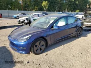 ✅ 2022 Tesla Model 3 • VIN: 5YJ3E1EA9NF343775 • Lot: 84626725. Wystawiony na Copart z przebiegiem 31 059 mil. Bezpłatny archiwum sprzedaży aukcyjnych z USA i szczegółowy raport historii pojazdu na DreamBid. Zdjęcie 1.