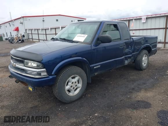 ✅ 2001 Chevrolet S-10 LS • VIN: 1GCDT19W418141534 • Лот: 41856050. Опубликован ранее на IAAI с пробегом 236 862 миль. Бесплатный доступ к архиву аукционных продаж из США и подробный отчёт об истории автомобиля на DreamBid. Изображение 2.
