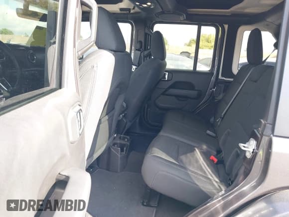 ✅ 2021 Jeep Wrangler Unlimited Sahara • VIN: 1C4HJXEN4MW503014 • Lot: 41900234. Listed on IAAI with 16,444 mi. Free auction sales archive from the USA and detailed vehicle history report at DreamBid. Image 8.