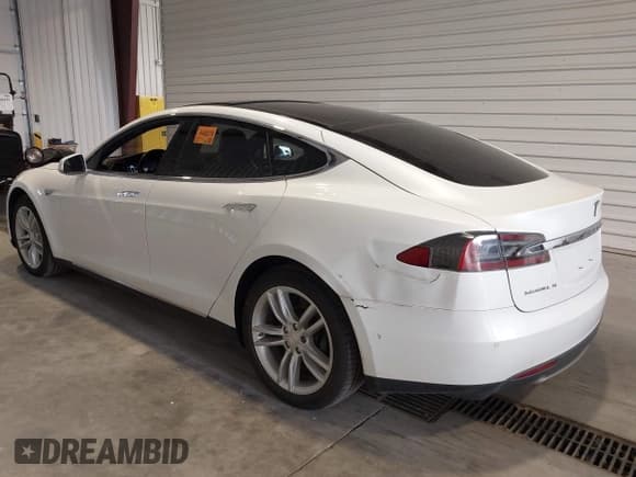 ✅ 2015 Tesla Model S 85D • VIN: 5YJSA1E27FF112701 • Lot: 43201175. Wystawiony na IAAI z przebiegiem 145 654 mil. Bezpłatny archiwum sprzedaży aukcyjnych z USA i szczegółowy raport historii pojazdu na DreamBid. Zdjęcie 6.