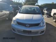 ✅ 2011 Nissan Versa 1.6 • VIN: 3N1CC1AP2BL366427 • Lot: 87899665. Wystawiony na Copart z przebiegiem 134 585 mil. Bezpłatny archiwum sprzedaży aukcyjnych z USA i szczegółowy raport historii pojazdu na DreamBid. Zdjęcie 5.