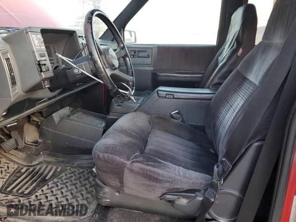 1994 Chevrolet Blazer z VIN 1GNDT13W4R0153113, wystawiony jako Copart lot #89480155 z przebiegiem 198 209 mil mil oraz Czysty tytuł • Clean title. Historia ofert i sprzedaży dostępna na DreamBid. Obrazek 7.