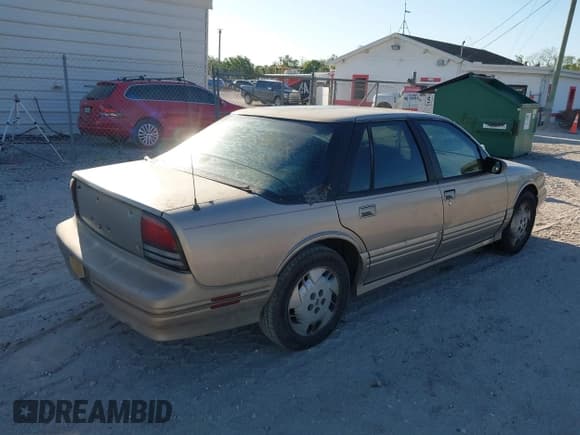 ✅ 1997 Oldsmobile Cutlass Supreme Series II • VIN: 1G3WH52MXVF314579 • Lot: 41755336. Wystawiony na IAAI z przebiegiem 145 916 mil. Bezpłatny archiwum sprzedaży aukcyjnych z USA i szczegółowy raport historii pojazdu na DreamBid. Zdjęcie 4.
