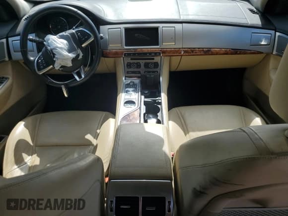 ✅ 2015 Jaguar XF T Premium • VIN: SAJWA0FS8FPU57799 • Lot: 57810715. Wystawiony na Copart z przebiegiem 93 380 mil. Bezpłatny archiwum sprzedaży aukcyjnych z USA i szczegółowy raport historii pojazdu na DreamBid. Zdjęcie 8.