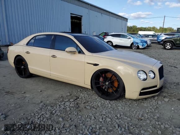 ✅ 2014 Bentley Flying Spur • VIN: SCBEC9ZA5EC089716 • Lot: 70884943. Wystawiony na Copart z przebiegiem Nie podano. Bezpłatny archiwum sprzedaży aukcyjnych z USA i szczegółowy raport historii pojazdu na DreamBid. Zdjęcie 4.