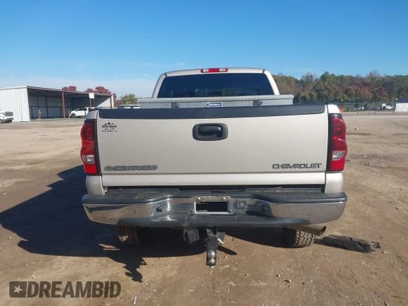 ✅ 2005 Chevrolet Silverado 2500HD LS • VIN: 1GCHK29U65E151661 • Lot: 43589957. Wystawiony na IAAI z przebiegiem 121 533 mil. Bezpłatny archiwum sprzedaży aukcyjnych z USA i szczegółowy raport historii pojazdu na DreamBid. Zdjęcie 16.