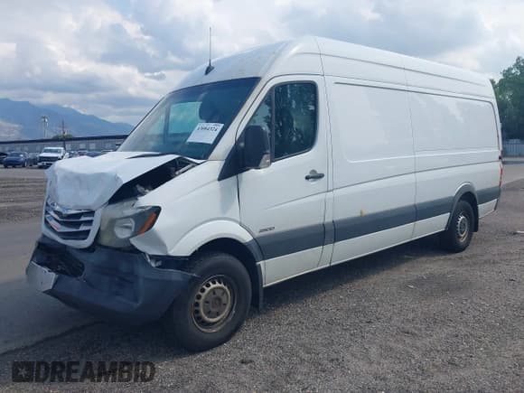 ✅ 2014 Freightliner Sprinter • VIN: WDYPE8DC0E5889576 • Lot: 43084324. Wystawiony na IAAI z przebiegiem 265 223 mil. Bezpłatny archiwum sprzedaży aukcyjnych z USA i szczegółowy raport historii pojazdu na DreamBid. Zdjęcie 2.