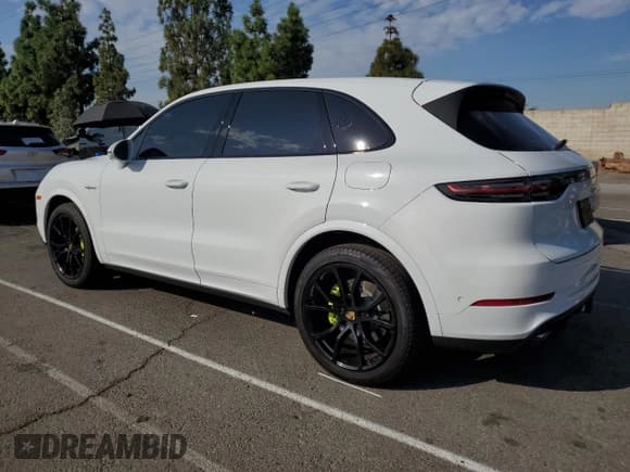 ✅ 2022 Porsche Cayenne E-Hybrid • VIN: WP1AE2AY5NDA26193 • Lot: 81417235. Wystawiony na Copart z przebiegiem 62 432 mil. Bezpłatny archiwum sprzedaży aukcyjnych z USA i szczegółowy raport historii pojazdu na DreamBid. Zdjęcie 2.
