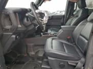 ✅ 2025 Ford Bronco Big Bend • VIN: 1FMDE7BH3SLB15994 • Lot: 94417555. Wystawiony na Copart z przebiegiem 1 518 mil. Bezpłatny archiwum sprzedaży aukcyjnych z USA i szczegółowy raport historii pojazdu na DreamBid. Zdjęcie 7.