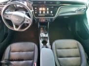 ✅ 2023 Chevrolet Bolt EV 2LT • VIN: 1G1FX6S06P4182983 • Lot: 88038255. Wystawiony na Copart z przebiegiem 34 005 mil. Bezpłatny archiwum sprzedaży aukcyjnych z USA i szczegółowy raport historii pojazdu na DreamBid. Zdjęcie 8.