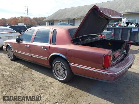 ✅ 1995 Lincoln Town Car Signature • VIN: 1LNLM82W1SY643247 • Lot: 43625347. Listed on IAAI with 169,827 mi. Free auction sales archive from the USA and detailed vehicle history report at DreamBid. Image 3.