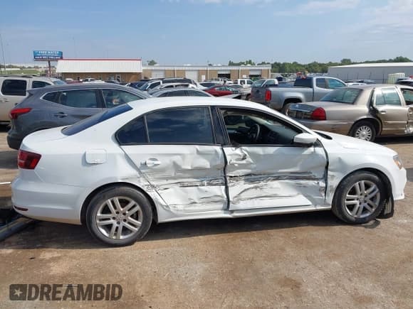 ✅ 2018 Volkswagen Jetta S • VIN: 3VW2B7AJ3JM211076 • Lot: 43113543. Wystawiony na IAAI z przebiegiem 103 617 mil. Bezpłatny archiwum sprzedaży aukcyjnych z USA i szczegółowy raport historii pojazdu na DreamBid. Zdjęcie 14.