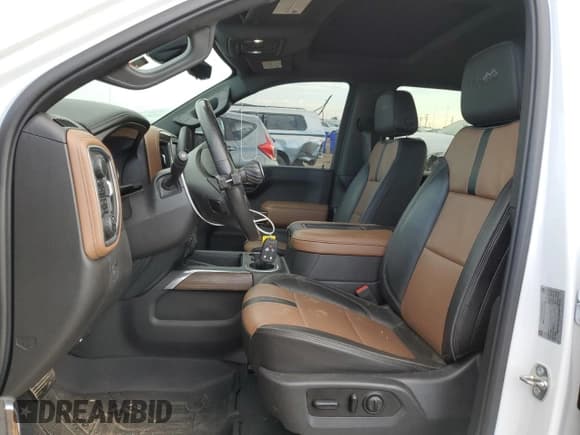 ✅ 2019 Chevrolet Silverado 1500 High Country • VIN: 3GCUYHEL3KG181962 • Lot: 67839204. Wystawiony na Copart z przebiegiem 77 767 mil. Bezpłatny archiwum sprzedaży aukcyjnych z USA i szczegółowy raport historii pojazdu na DreamBid. Zdjęcie 7.