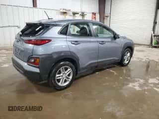 2018 Hyundai Kona SE z VIN KM8K1CAAXJU150086, wystawiony jako Copart lot #44582303 z przebiegiem 76 431 mil mil oraz . Historia ofert i sprzedaży dostępna na DreamBid. Obrazek 3.