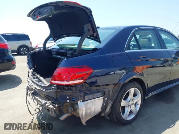 ✅ 2015 Mercedes-Benz E 350 Sport • VIN: WDDHF5KB4FB104412 • Lot: 42464632. Listed on IAAI with 95,217 mi. Free auction sales archive from the USA and detailed vehicle history report at DreamBid. Image 18.