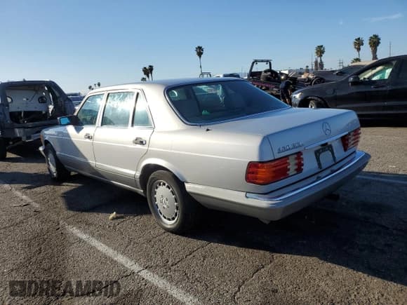 ✅ 1987 Mercedes-Benz 420 SEL • VIN: WDBCA35D0HA307700 • Лот: 46875455. Опубликован ранее на Copart с пробегом 117 272 миль. Бесплатный доступ к архиву аукционных продаж из США и подробный отчёт об истории автомобиля на DreamBid. Изображение 2.