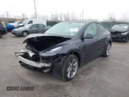 ✅ 2024 Tesla Model Y Long Range • VIN: 7SAYGDEE9RA265508 • Lot: 43685983. Wystawiony na IAAI z przebiegiem 33 217 mil. Bezpłatny archiwum sprzedaży aukcyjnych z USA i szczegółowy raport historii pojazdu na DreamBid. Zdjęcie 2.