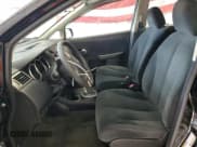 ✅ 2010 Nissan Versa S • VIN: 3N1BC1CPXAL460885 • Lot: 84963105. Wystawiony na Copart z przebiegiem 127 517 mil. Bezpłatny archiwum sprzedaży aukcyjnych z USA i szczegółowy raport historii pojazdu na DreamBid. Zdjęcie 7.