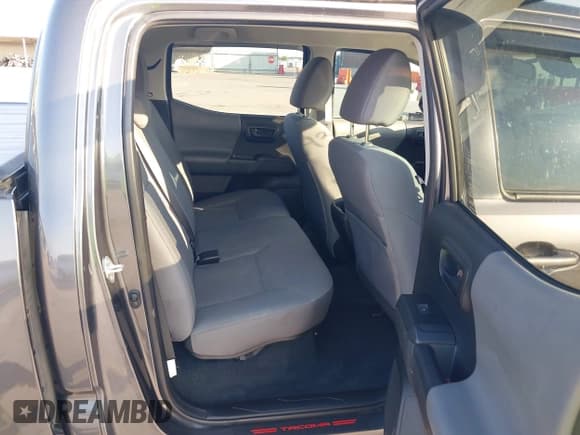 ✅ 2021 Toyota Tacoma SR • VIN: 3TYAX5GN2MT021678 • Lot: 43138416. Wystawiony na IAAI z przebiegiem 56 334 mil. Bezpłatny archiwum sprzedaży aukcyjnych z USA i szczegółowy raport historii pojazdu na DreamBid. Zdjęcie 8.