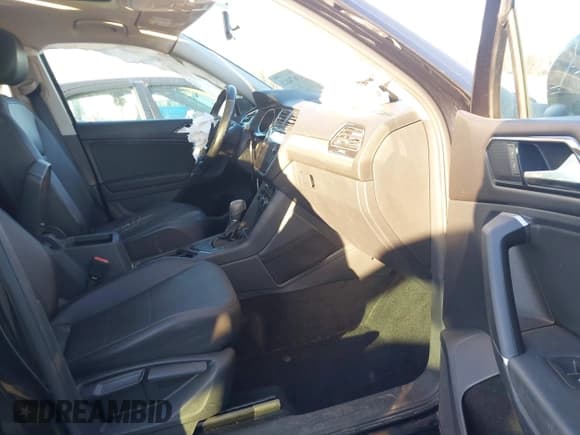 ✅ 2018 Volkswagen Tiguan SEL • VIN: 3VV3B7AX0JM187705 • Lot: 43674121. Wystawiony na IAAI z przebiegiem 106 109 mil. Bezpłatny archiwum sprzedaży aukcyjnych z USA i szczegółowy raport historii pojazdu na DreamBid. Zdjęcie 5.