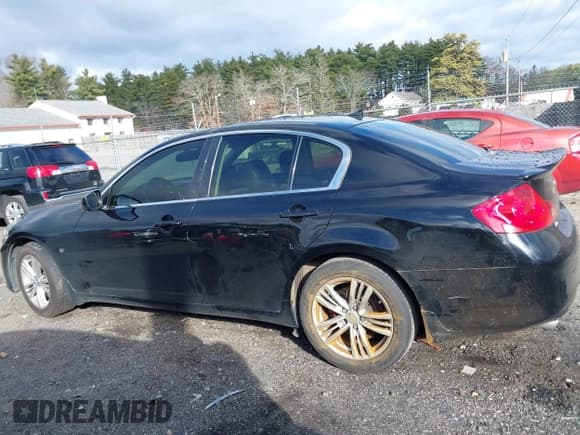 ✅ 2015 Infiniti Q40 • VIN: JN1CV6AR6FM521579 • Lot: 43711992. Wystawiony na IAAI z przebiegiem 210 674 mil. Bezpłatny archiwum sprzedaży aukcyjnych z USA i szczegółowy raport historii pojazdu na DreamBid. Zdjęcie 13.