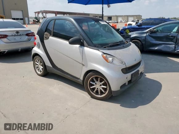 ✅ 2009 Smart fortwo Pure • VIN: WMEEJ31X39K315300 • Lot: 81029255. Wystawiony na Copart z przebiegiem 236 780 mil. Bezpłatny archiwum sprzedaży aukcyjnych z USA i szczegółowy raport historii pojazdu na DreamBid. Zdjęcie 4.