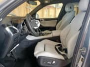 ✅ 2025 BMW X5 sDrive40i • VIN: 5UX13EU07S9X86041 • Lot: 80789095. Wystawiony na Copart z przebiegiem 7 817 mil. Bezpłatny archiwum sprzedaży aukcyjnych z USA i szczegółowy raport historii pojazdu na DreamBid. Zdjęcie 7.