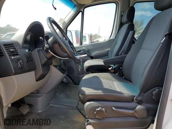 ✅ 2011 Mercedes-Benz Sprinter • VIN: WD4PE8CC5B5506035 • Lot: 49916145. Wystawiony na Copart z przebiegiem 38 002 mil. Bezpłatny archiwum sprzedaży aukcyjnych z USA i szczegółowy raport historii pojazdu na DreamBid. Zdjęcie 7.