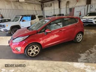 ✅ 2011 Ford Fiesta SES • VIN: 3FADP4FJXBM100827 • Lot: 92177305. Wystawiony na Copart z przebiegiem 131 493 mil. Bezpłatny archiwum sprzedaży aukcyjnych z USA i szczegółowy raport historii pojazdu na DreamBid. Zdjęcie 1.